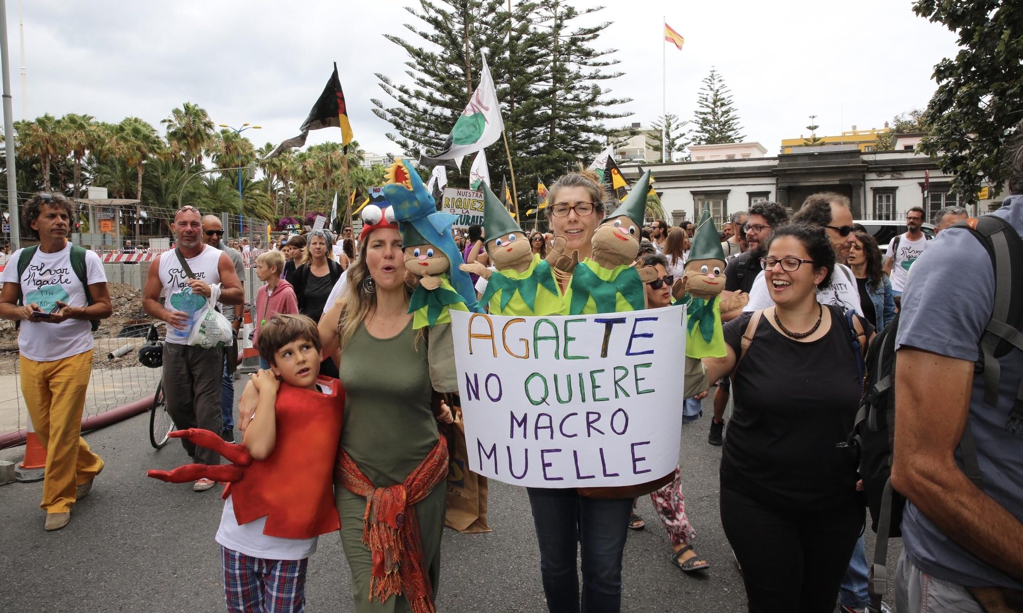 Marcha contra el proyecto de ampliación del muelle de Agaete.