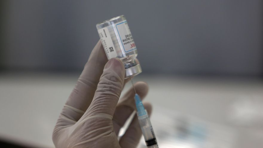 Un trabajador de la salud se prepara para inyectar una dosis de la vacuna de la covid-19 en Indonesia, el 21 de abril de 2022. EFE/EPA/HOTLI SIMANJUNTAK