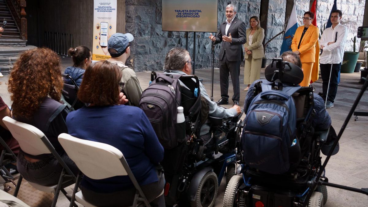 El presidente de Canarias, Fernando Clavijo (i) ha presentado este jueves la tarjeta digital de grado de discapacidad en un acto celebrado en la sede de Presidencia del Gobierno de Canarias en Santa Cruz de Tenerife. EFE/Ramón de la Rocha