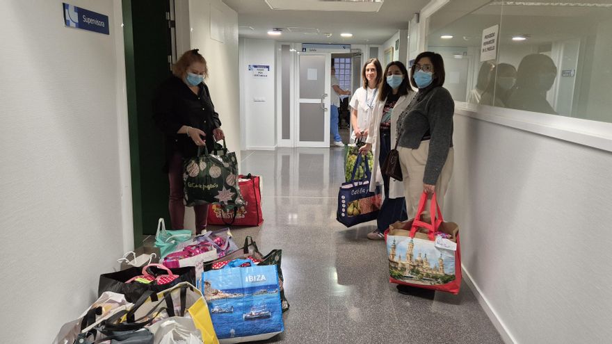 Momento del reparto de las piezas de ganchillo en el Hospita de León.