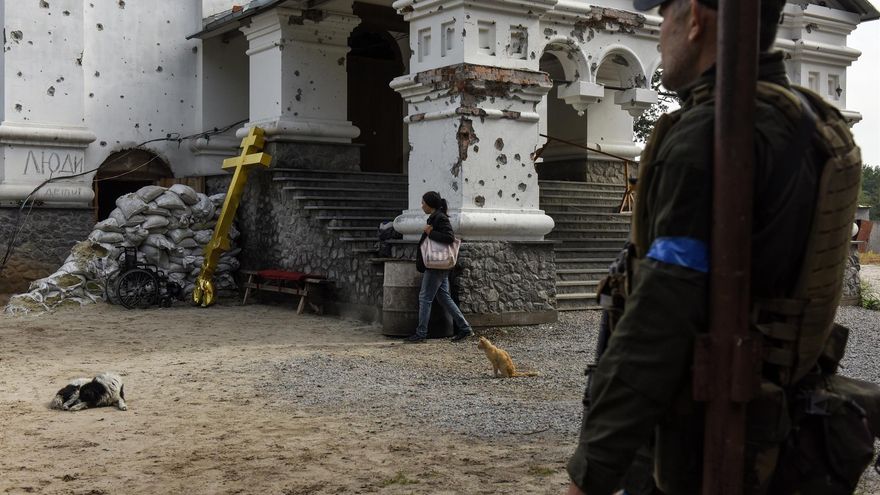 Pavlo, un oficial de la Guardia Nacional Ucraniana hace guardia a las afueras de un templo ortodoxo en Donetsk.