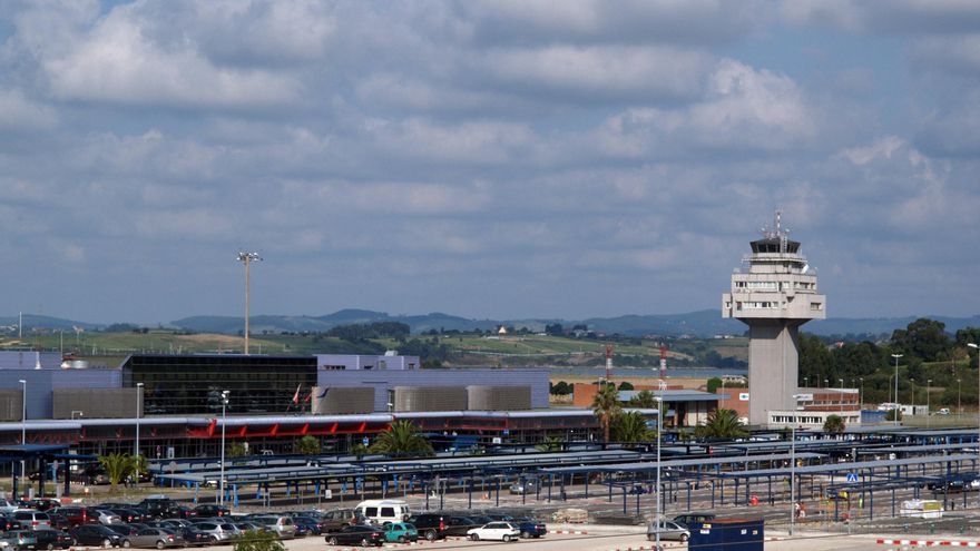 Sancionada la empresa de seguridad del aeropuerto de Santander por permitir jornadas laborales de más de nueve horas