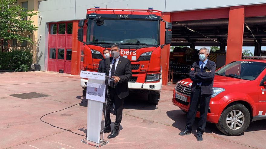 El conseller de Interior de la Generalitat en funciones, Miquel Sàmper, en el parque de bomberos de Lleida.