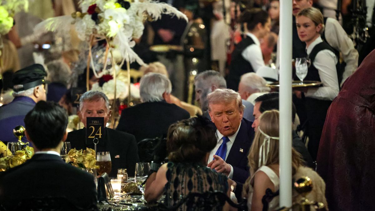 Trump monta una megafiesta de Halloween a lo 'Gran Gatsby' mientras 42 millones de personas pierden la ayuda para alimentos