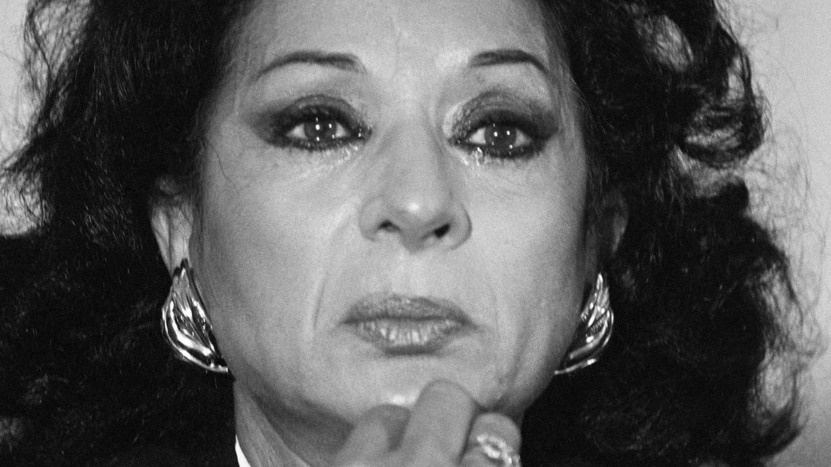 Lola Flores, pidiendo "una peseta a cada español" para saldar su deuda con Hacienda. 