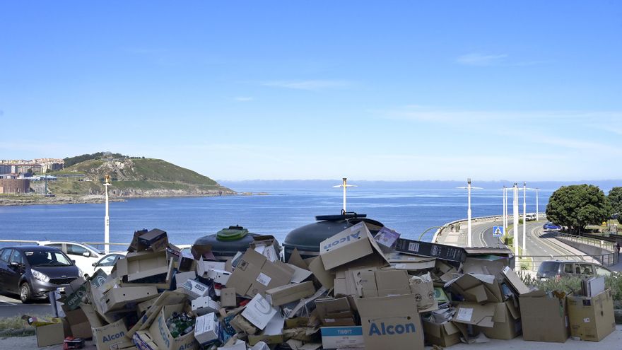 Arden cinco camiones en la empresa del servicio de recogida de basura en A Coruña tras meses de conflicto