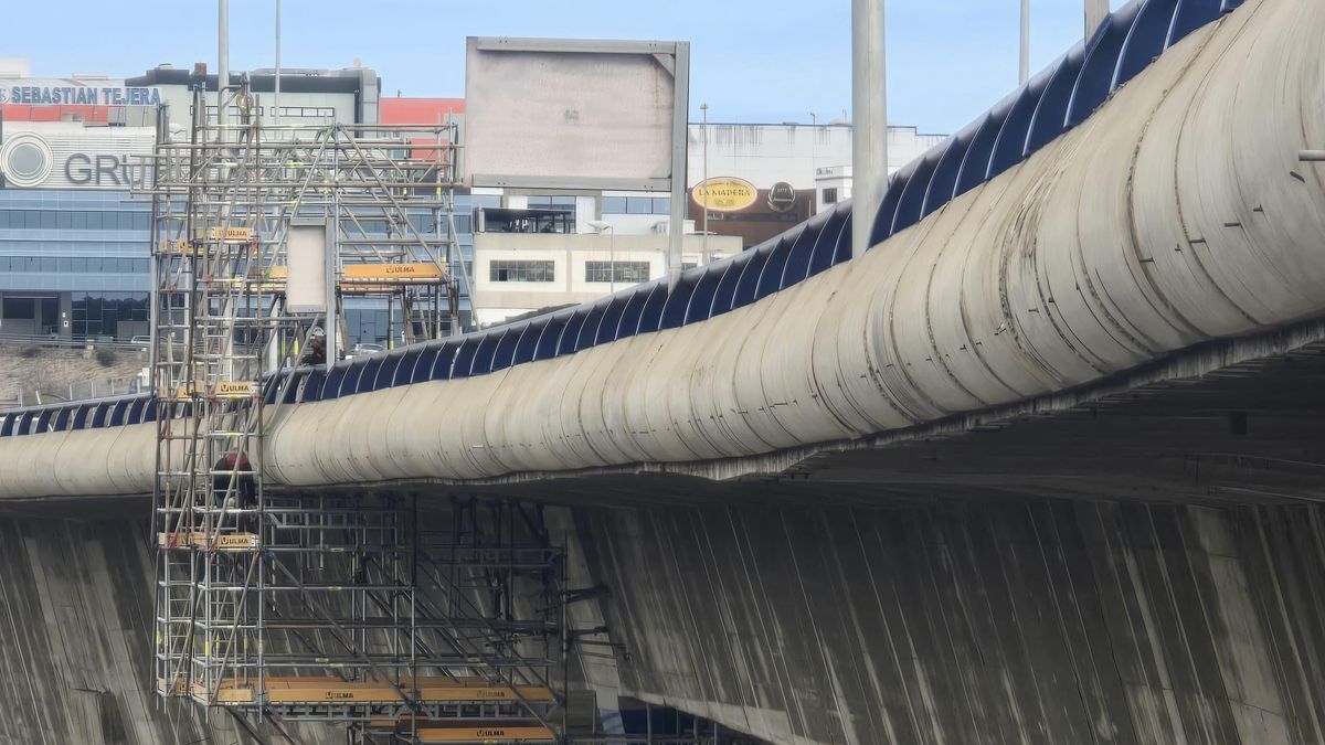 Andamios bajo el puente en el viaducto del Guiniguada durante los trabajos de refuerzo de la estructura en la GC-3.