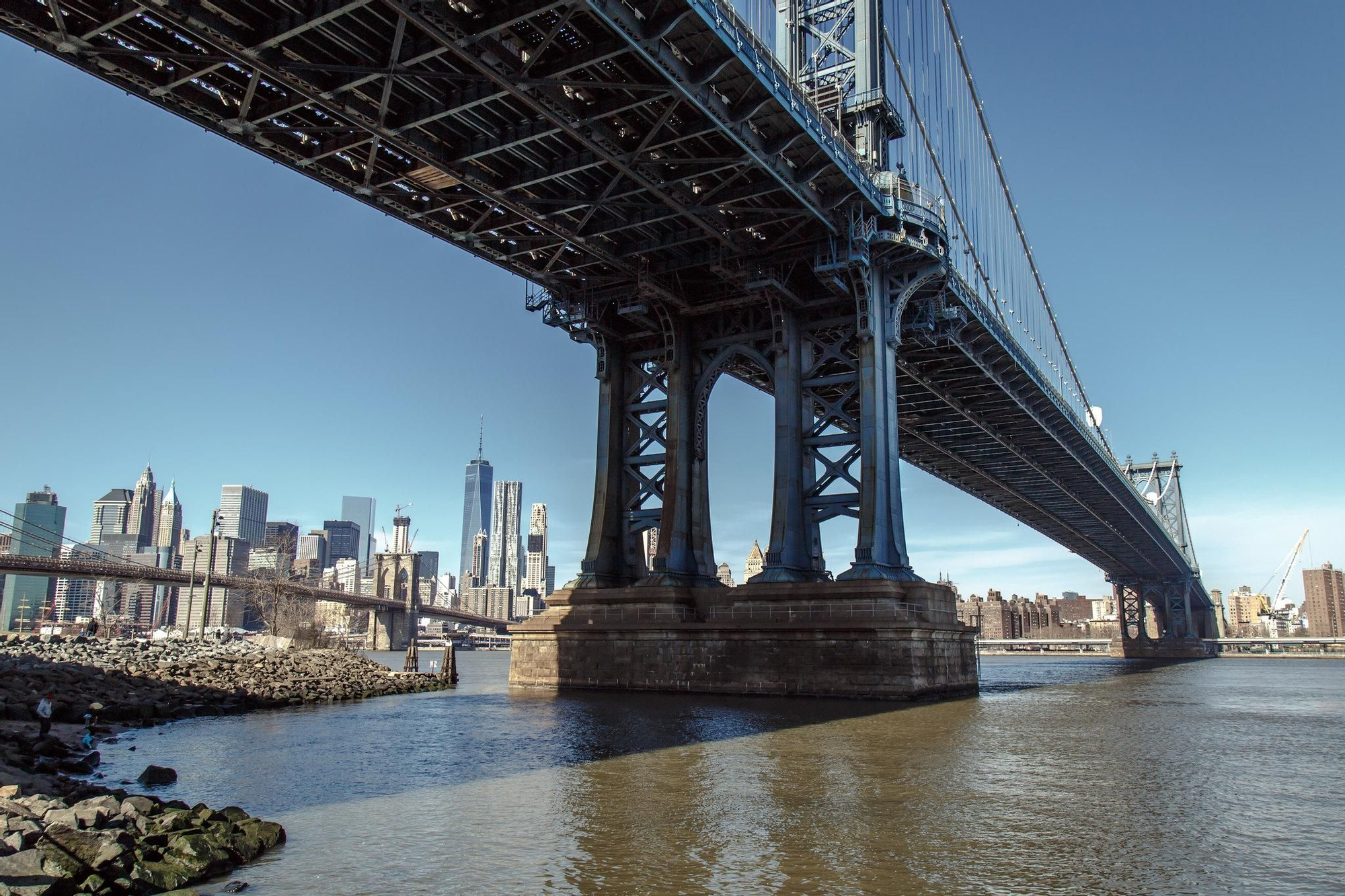 Bajo el Puente de Manhattan.
