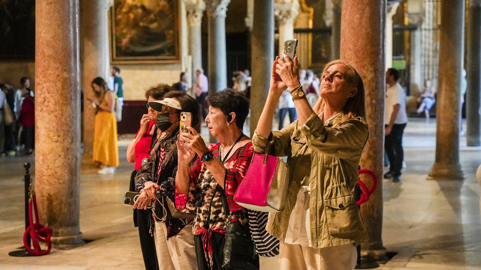 Turistas visitan la Mezquita-Catedral, donde se exponen los pasos que participaron en el Vía Crucis Magno.