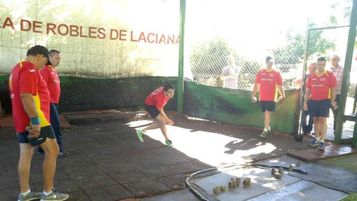 Robles de Laciana celebra las 24 Horas de Bolo Vaqueiro y el homenaje a dos de sus impulsores en la comarca