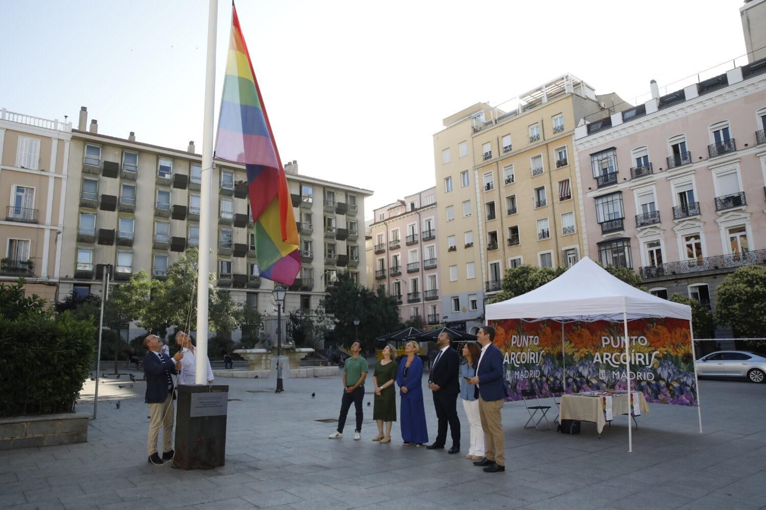 Izado de la bandera arcoíris el pasado viernes en la plaza de Pedro Zerolo