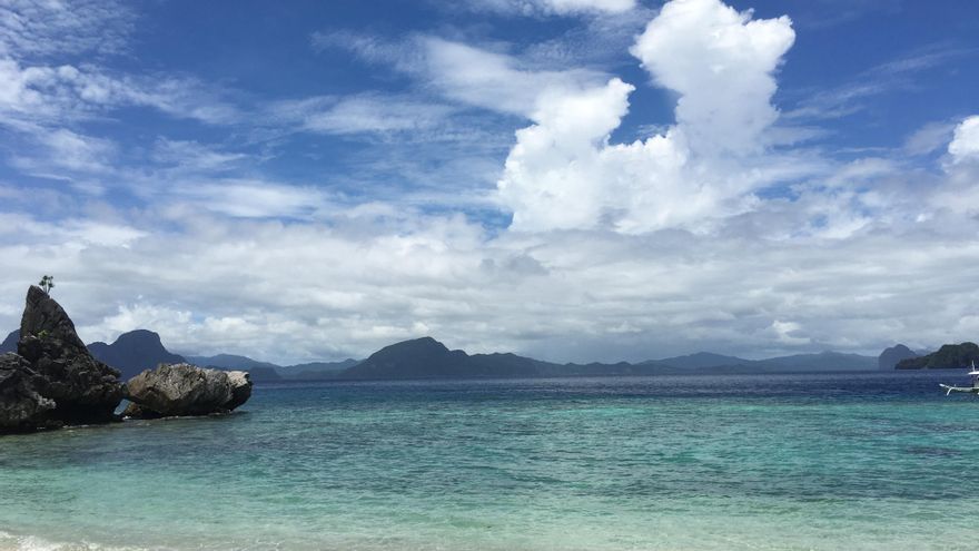 Esta es la isla de arrecifes, acantilados y aguas turquesas que forma parte de uno de los espacios con mayor biodiversidad del planeta