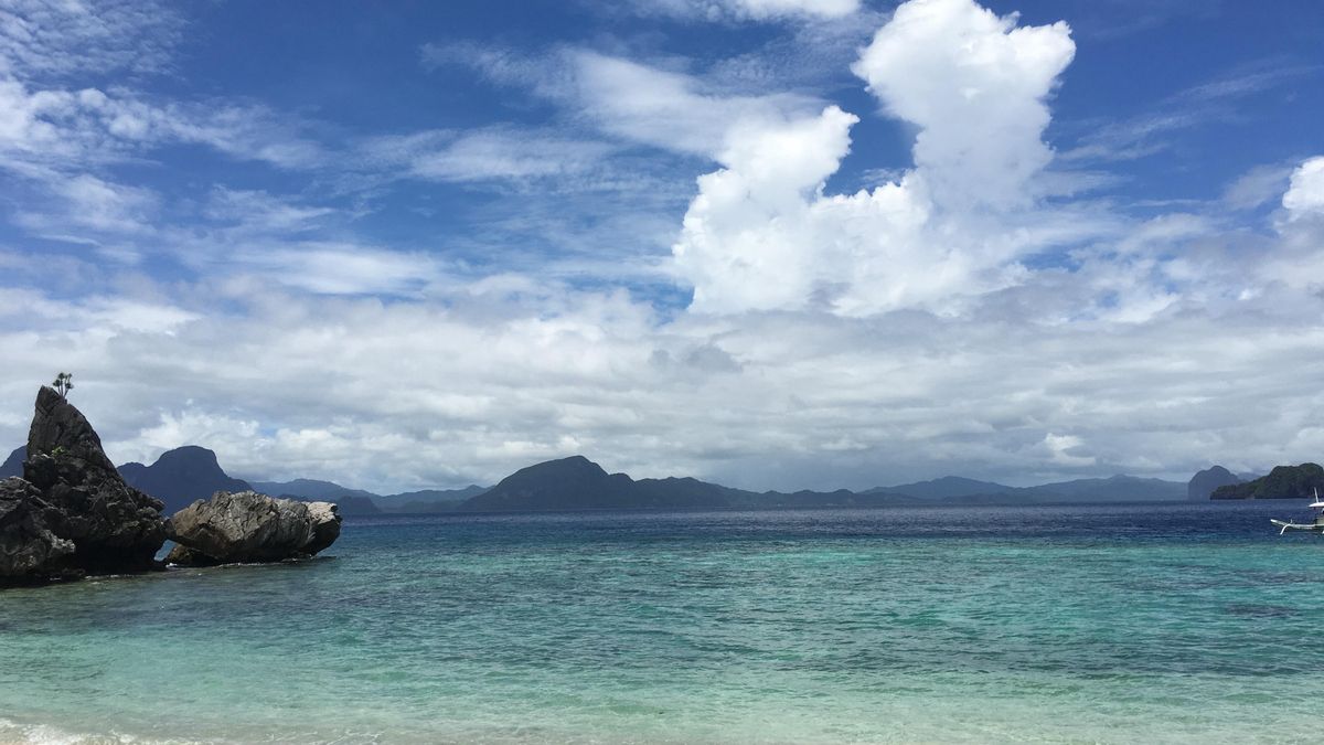 Esta es la isla de arrecifes, acantilados y aguas turquesas que forma parte de uno de los espacios con mayor biodiversidad del planeta