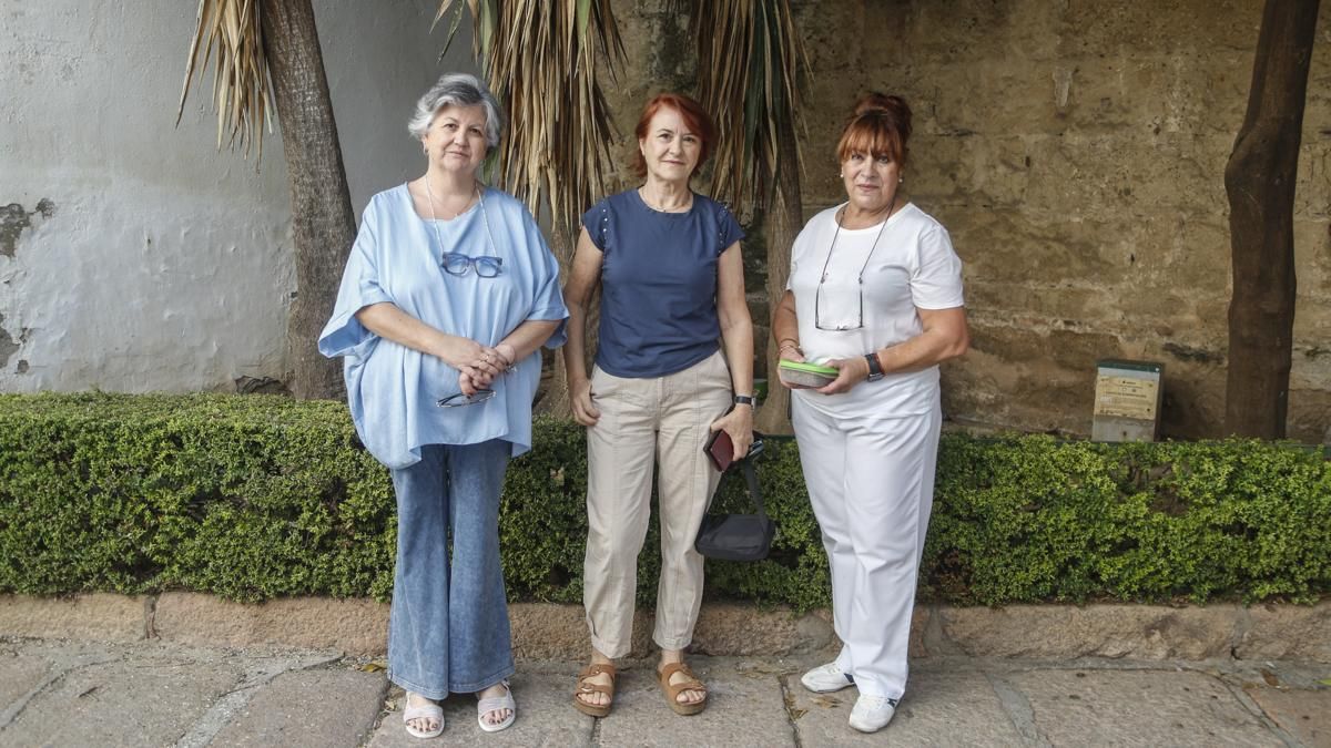 Lola Alcaide y Mercedes Vara, de FAPAC, junto a la cuidadora Lourdes Martínez.