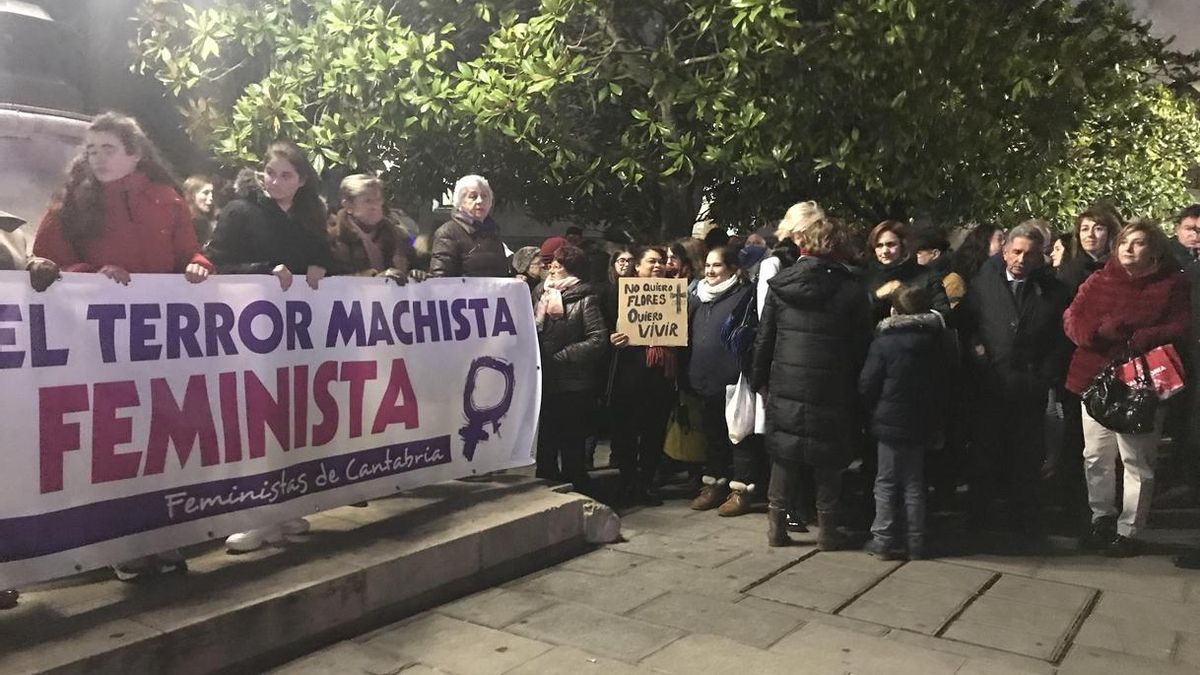 Concentración de personas en Santander condenando el crimen machista de Laredo.