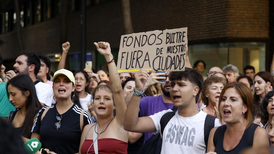 Numerosas personas se concentran en apoyo a Maricarmen, la mujer de 87 desahuciada en la capital, a 23 de septiembre de 2026, en Madrid.