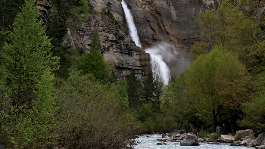 Parece Islandia, pero está en Aragón: una cascada impresionante al pie de las montañas