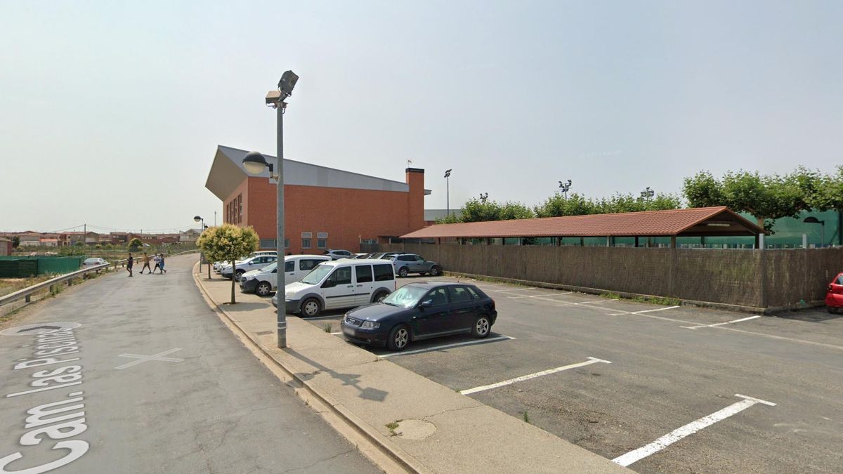 Una mujer evacuada en un incendio en el polideportivo de Rincón de Soto