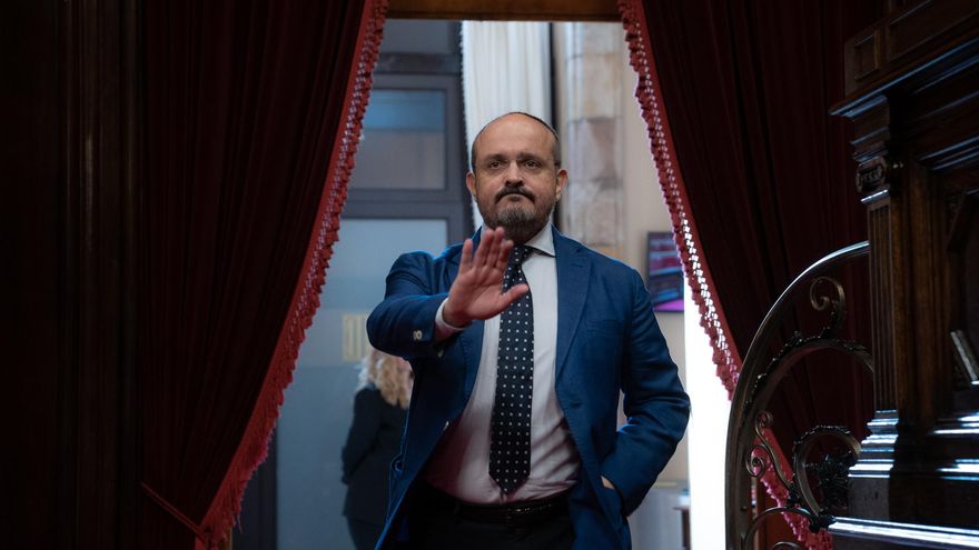 El presidente del Partido Popular catalán, Alejandro Fernández, llega a la segunda sesión del Debate de Política General, en el Parlament, a 30 de septiembre de 2022, en Barcelona, Cataluña, (España).