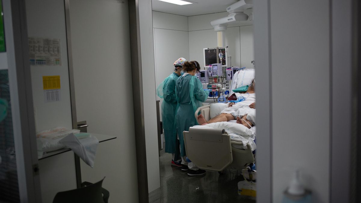 Personal sanitario visita a un enfermo ingresado en una Unidad de Cuidados Intensivos (UCI), foto de archivo