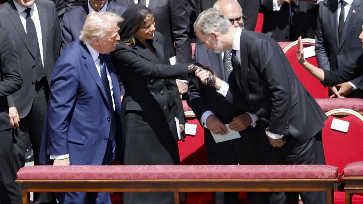 El rey Felipe VI saluda a Donald y Melania Trump pocos momentos antes de iniciarse el rito. Ambos representantes estaban situados muy cerca.