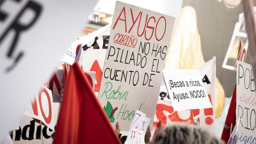 Una de las pancartas en la manifestación de estudiantes por la educación pública de este jueves
