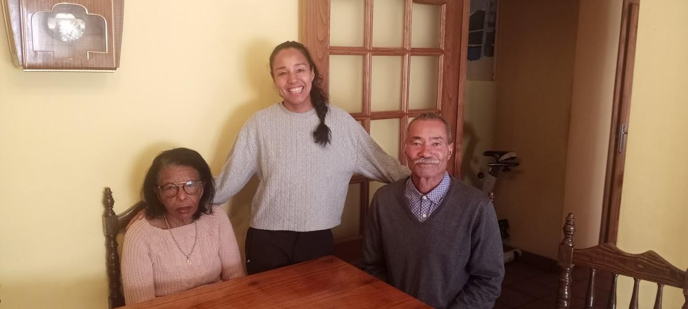 José Antonio Fortes y Joana Isabel Gomes con su hija Isabel Fortes