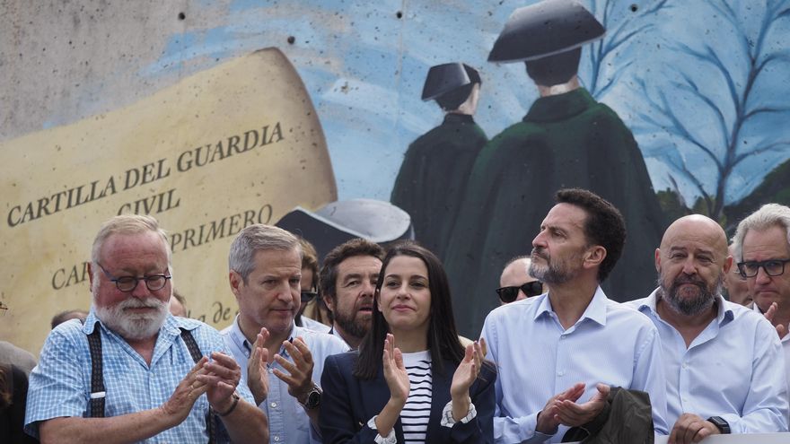 Ciudadanos se concentra en Alsasua en apoyo de la Guardia Civil un día antes del 'Ospa Eguna'