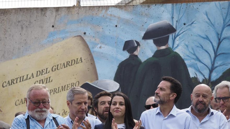 Ciudadanos se concentra en Alsasua en apoyo de la Guardia Civil un día antes del 'Ospa Eguna'