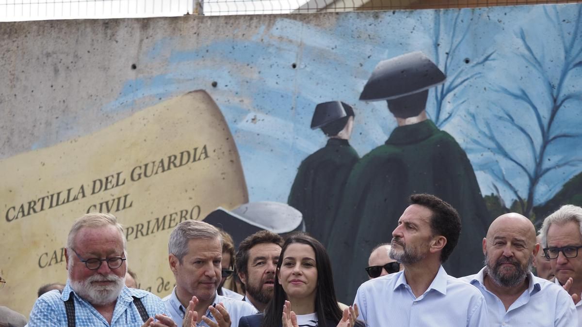 Imagen de la concentración convocada por Ciudadanos en Alsasua en apoyo a la Guardia Civil