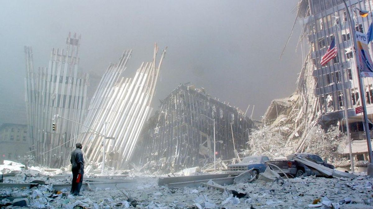 Un hombre busca supervivientes en medio de los escombros del World Trade Center el 11 de septiembre de 2001, en Nueva York.