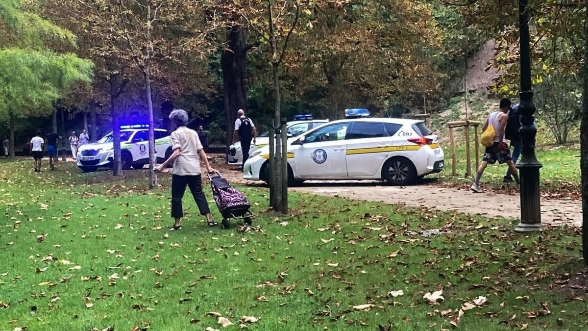 Coches de la Guardia Municipal en el parque Cristina Enea rodeando a un grupo en dispersión