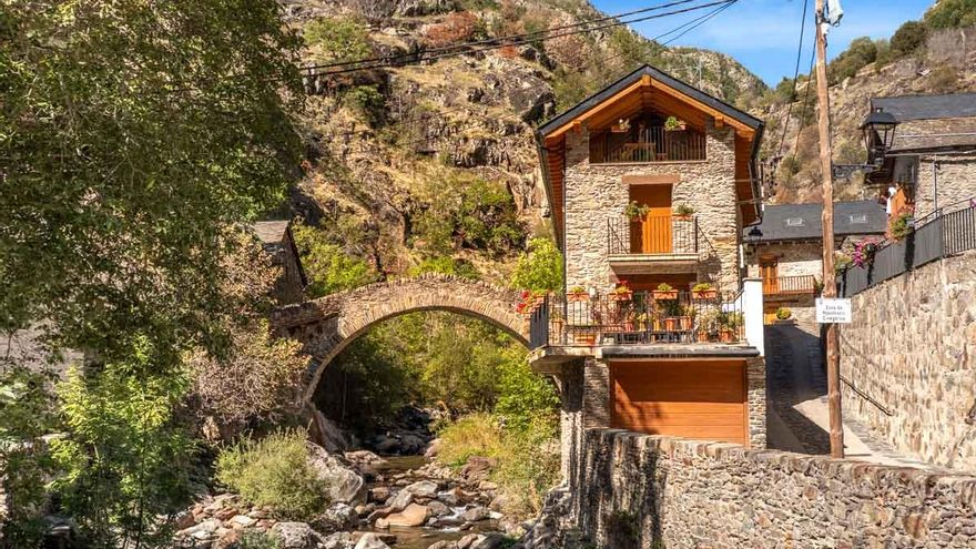 Con menos de 120 habitantes: la villa del Pirineo catalán perfecta para una escapada en otoño