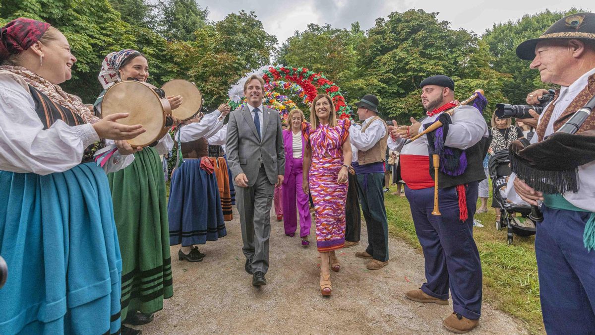 La presidenta de Cantabria, María José Sáenz de Buruaga, y el alcalde de Reocín, Pablo Diestro, en el Día de las Instituciones