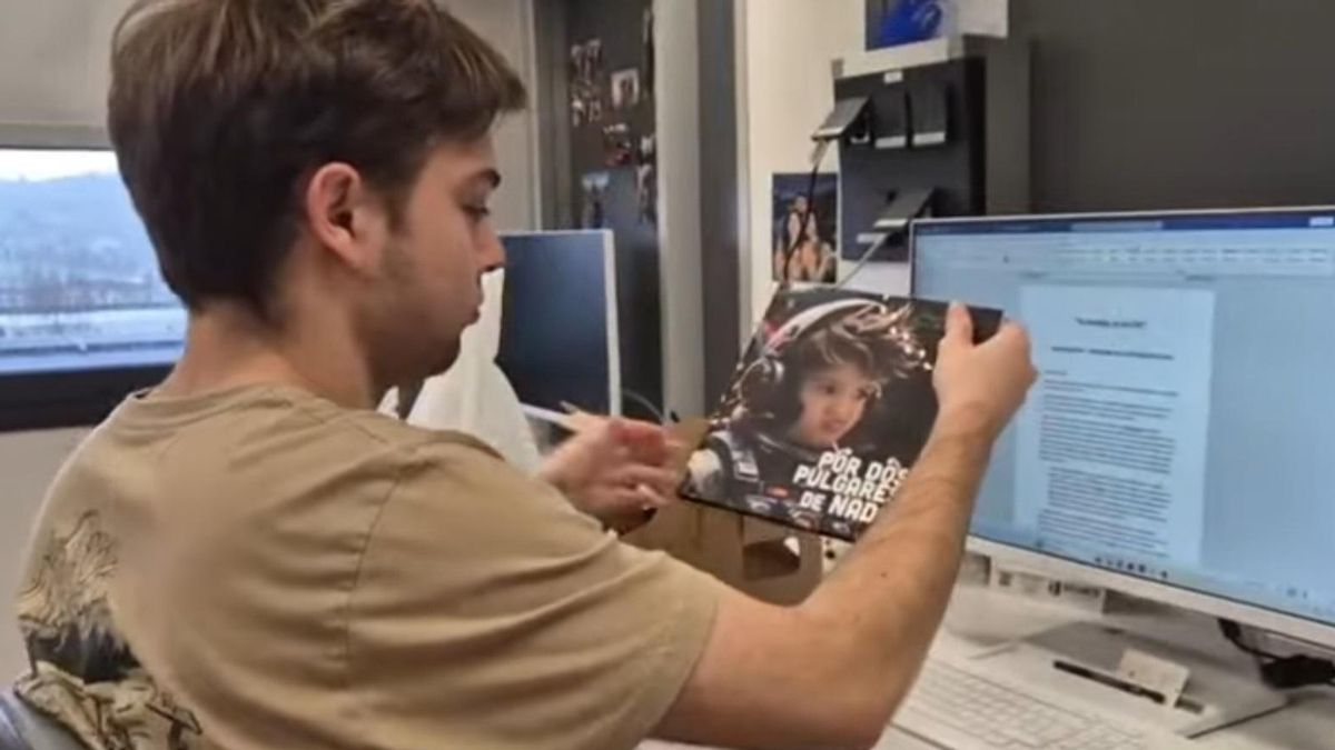 El joven investigador Daniel Rubiera, que investiga la enfermedad rara FOP y apoya la campaña 'Por dos pulgares de nada'.