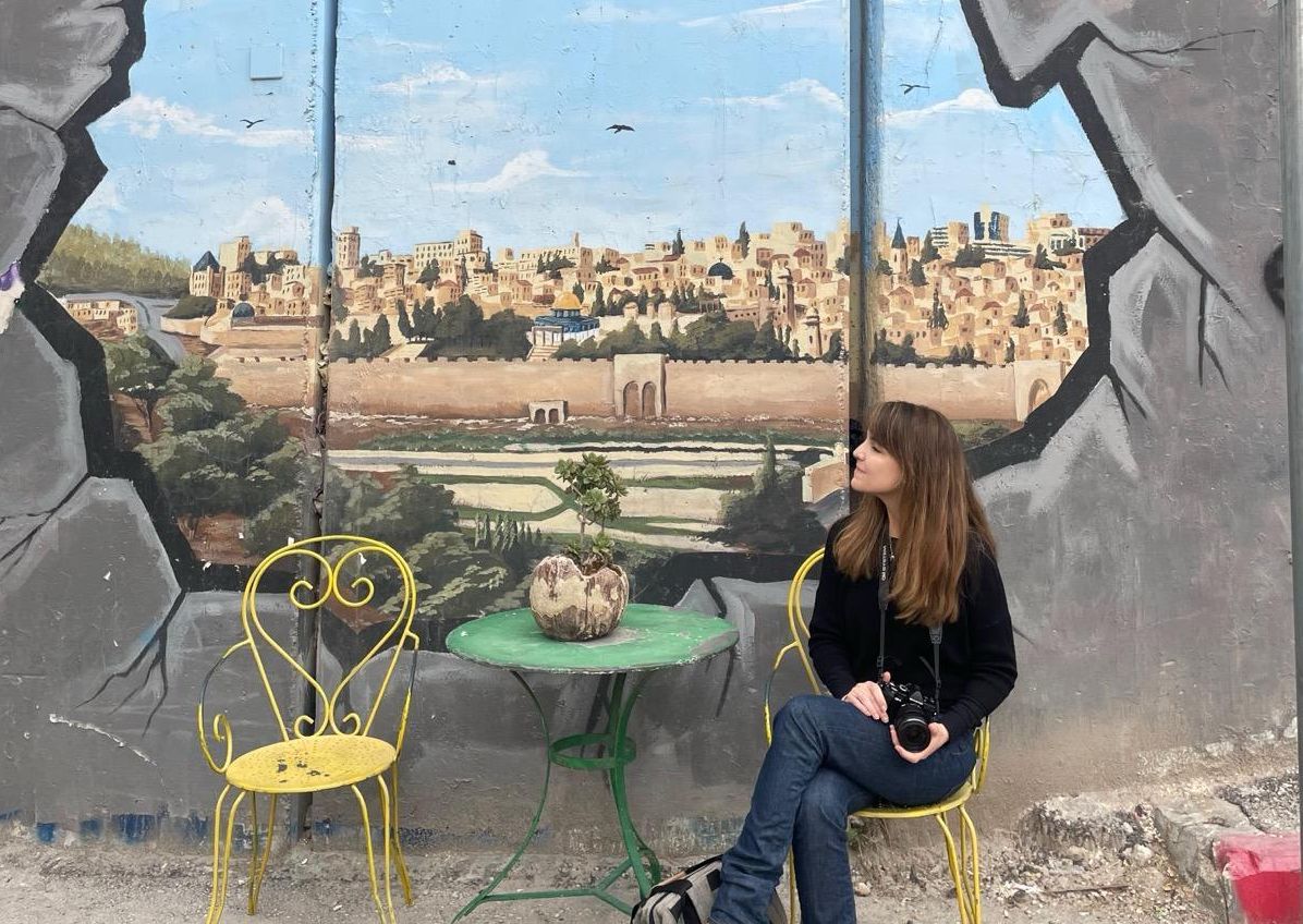 María Ferreira Basanta, en el muro que separa Cisjordania de Israel, en Belén