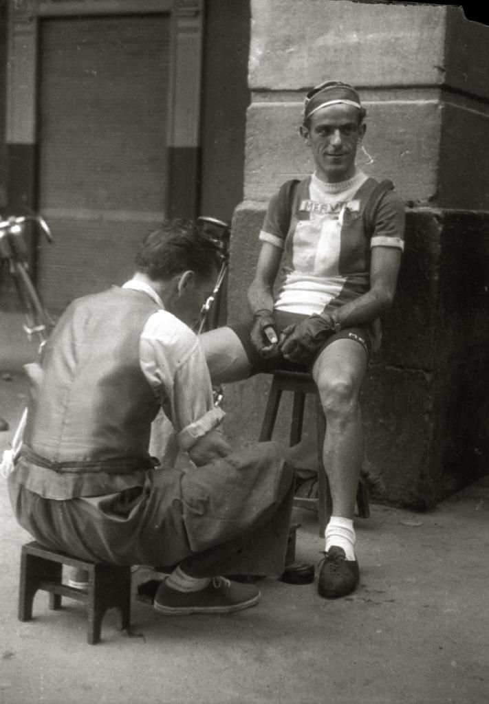 Un corredor, siendo atendido