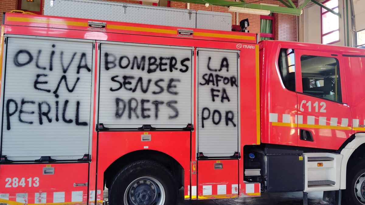 Pintadas de protesta en un camión de bomberos del Consorcio de Valencia.