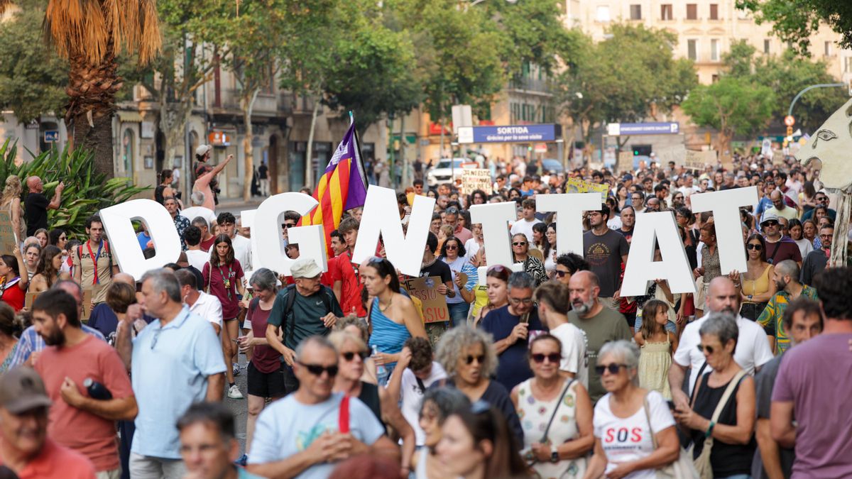 Els manifestants conformen la paraula "dignitat" en català