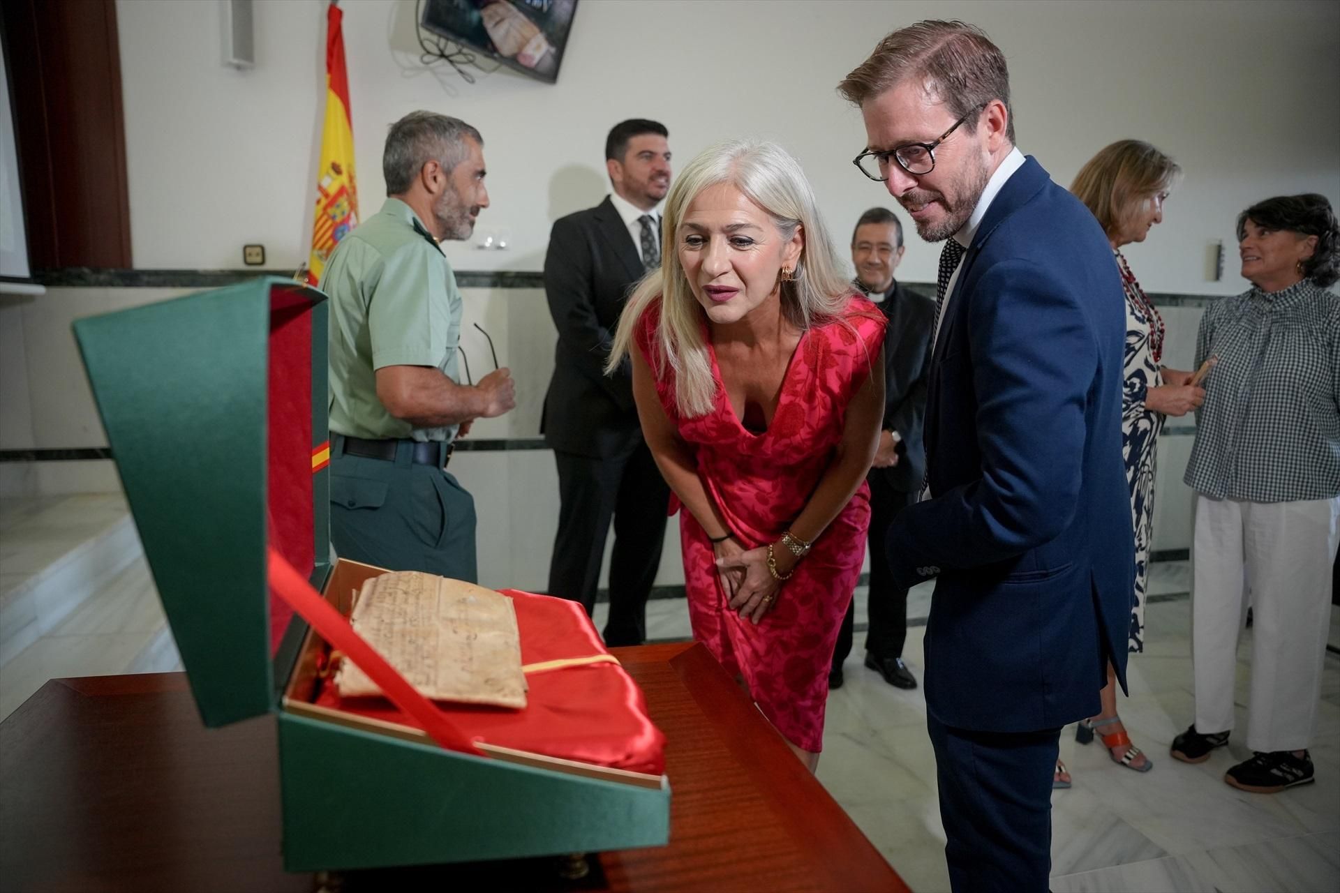 La consejera de Cultura, Patricia del Pozo, y el subdelegado del Gobierno, Francisco Toscano, observan la bula.