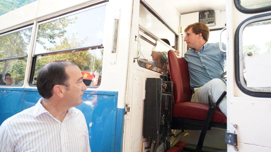 Borja Carabante y José Luis Martínez-Almeida, en un autobús antiguo de la EMT