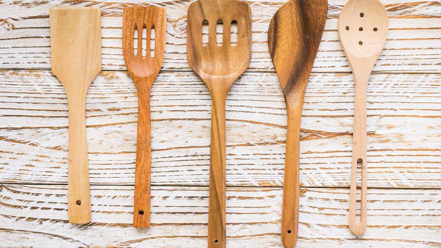 Higiene y seguridad en la cocina: el truco para limpiar y desinfectar los utensilios de madera