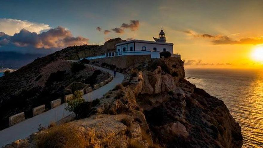 Con un faro y un acantilado: el sendero Mediterráneo para desconectar con vistas al mar