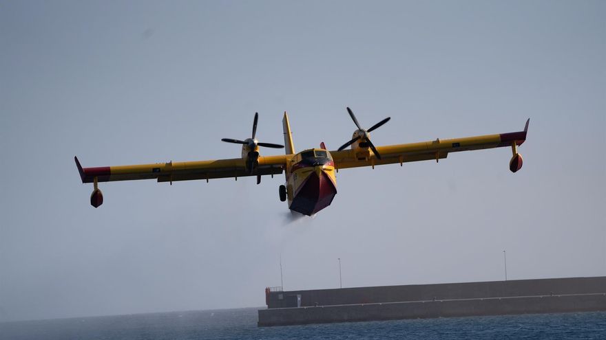 Hidroavión recargando agua en el Puerto de Granadilla, Tenerife, para apagar el incendio declarado en Arico
