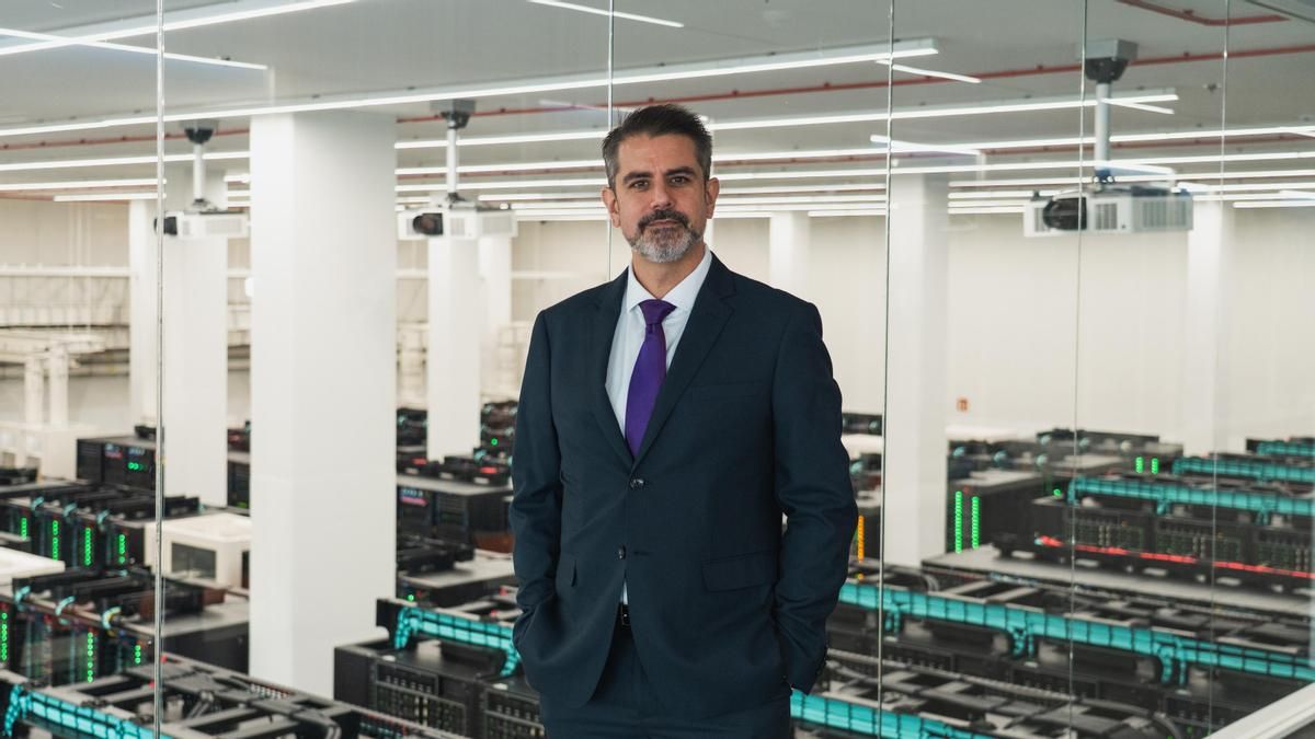 Cristian Canton, ante la sala que alberga el supercomputador MareNostrum 5, destinado a la investigación