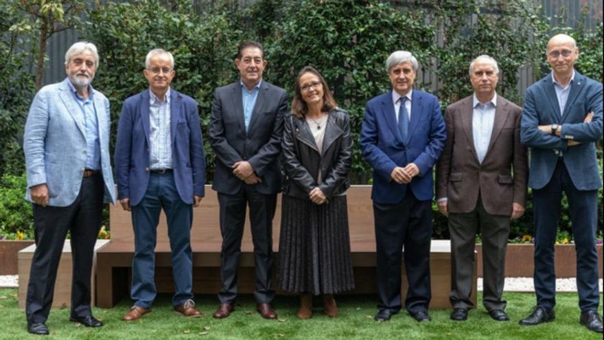 Los leoneses, aunque algunos sean de adopción , Andres Otero (segundo por la izquierda), y Juan José Badiola (tercero por la derecha), entre el Comité Consultivo de Mercadona. / Foto Álvaro Hurtado