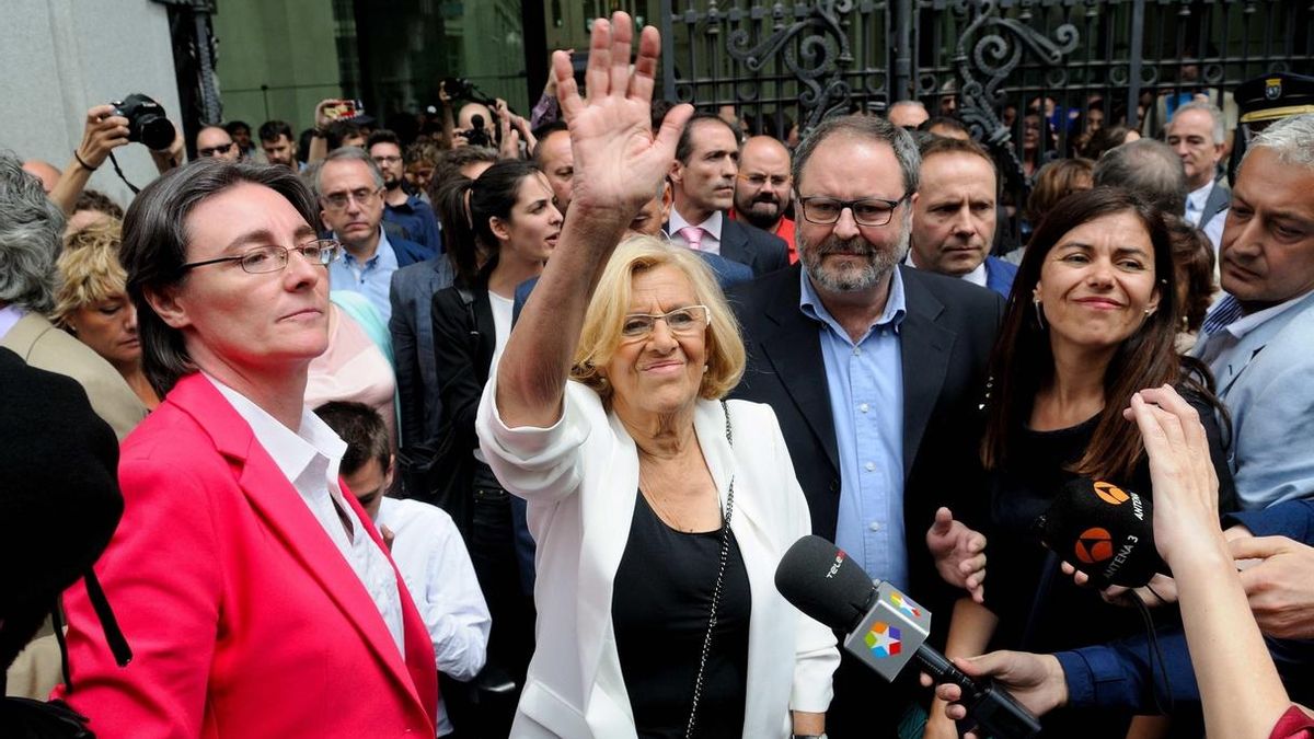 Manuela Carmena a la salida del Ayuntamiento de Madrid tras ser investida. / Efe