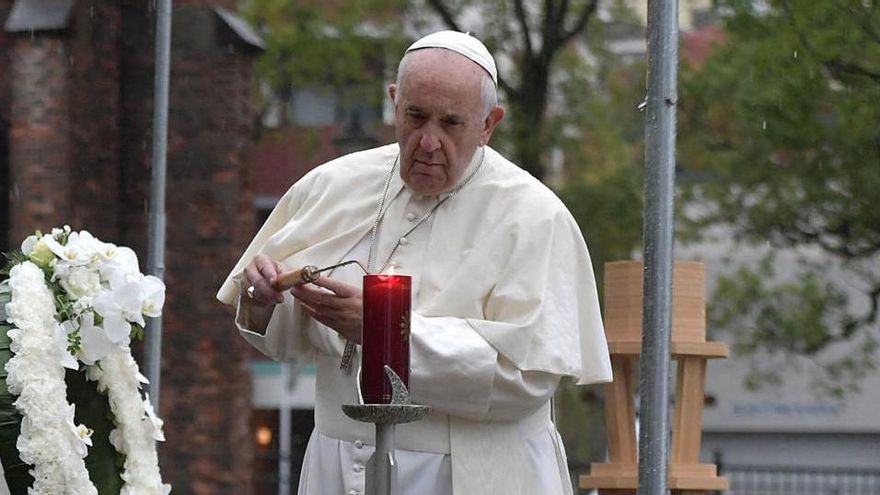 El Papa dejó de leer en una homilia, agobiado por la falta de aire