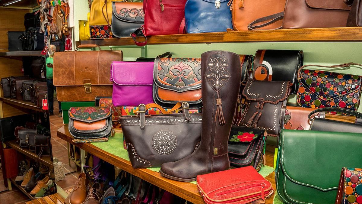 Las tiendas de marroquinería son un importante motor económico en Ubrique.