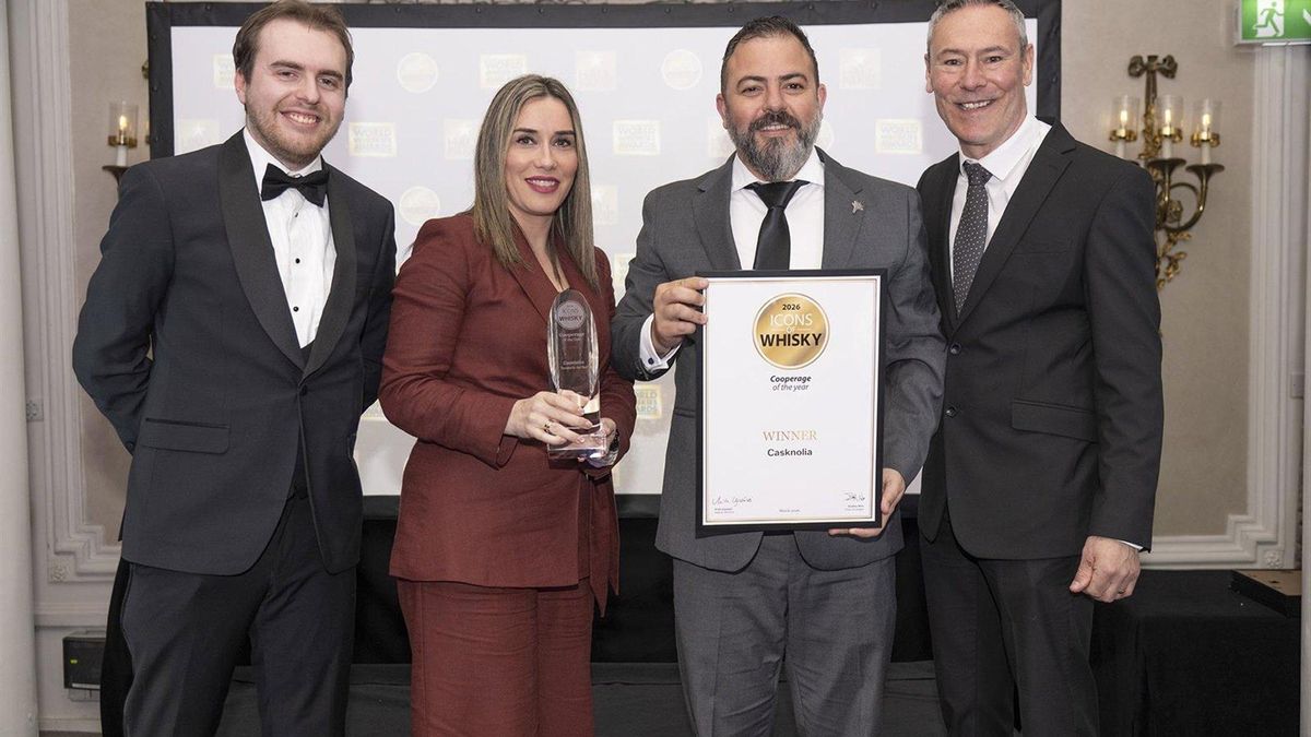 El gerente y maestro tonelero de Casknolia, Rafa Cabello, y la directora adjunta de la tonelería, Elena Raya, en el centro, al recoger el galardón.